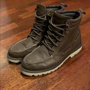 Men’s Sperry boots.